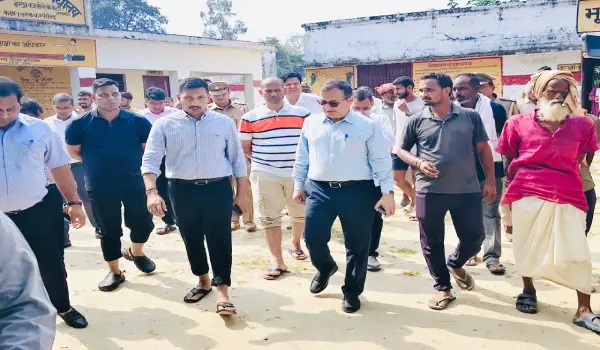 लखनऊ में जलभराव वाले गांवों तक कैसे पहुंच रही मदद? डीएम ने नाव से किया निरीक्षण